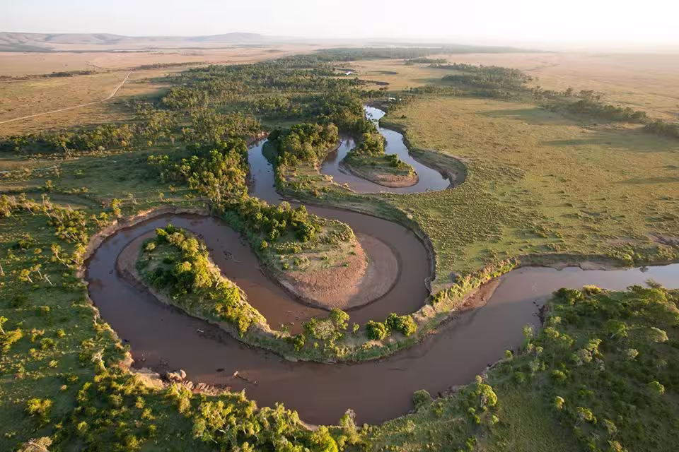 Il possente fiume Mara, linfa vitale dell’ecosistema del Masai Mara, visto da una mongolfiera.
