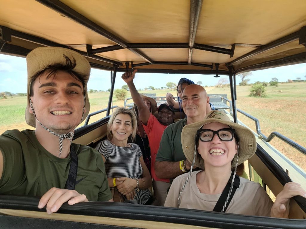 Ultimo giorno con l'ospite per un selfie di gruppo dopo un lungo safari di 7 giorni dal Maasai Mara a Tsao East