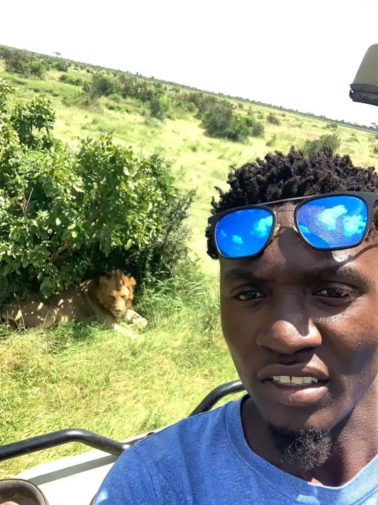 3° giorno a Tsavo Ovest Nelson Hare, guida turistica di Europa Tour durante il safari in Kenya, si stava scattando un selfie con un leone