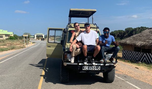 Nelson, la guida turistica della Kenya Safari Europa, accompagna una coppia italiana lungo la strada per dare inizio al loro safari di 3 giorni da Tsavo Est a Taita