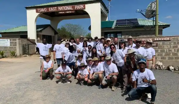 Oltre 20 ospiti di un gruppo in partenza per un safari di 2 giorni a Tsavo Est, già all’ingresso del parco pronti a iniziare il loro safari