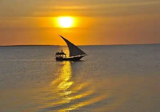 Dhow tradizionale al tramonto su Mida Creek, Watamu
